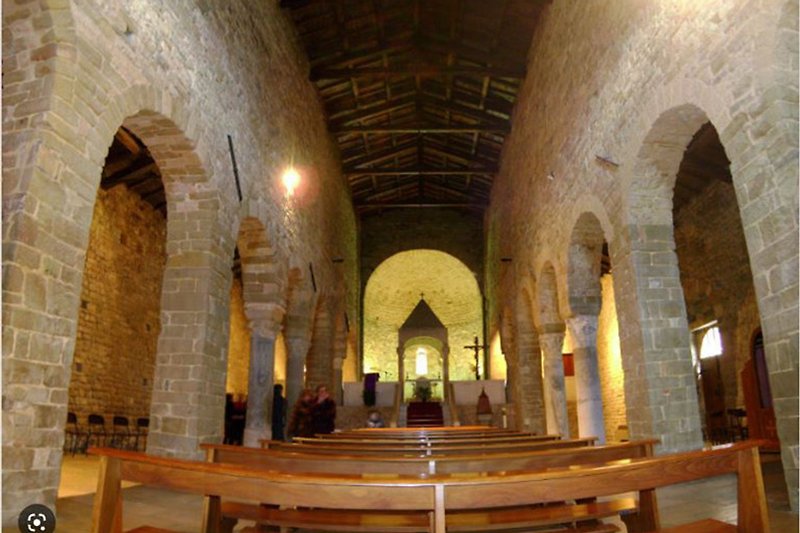 San Leo: interno della pieve medievale