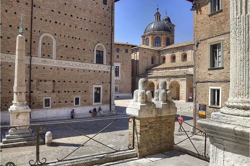 Urbino: piazza Duca Federico da Montefeltro.