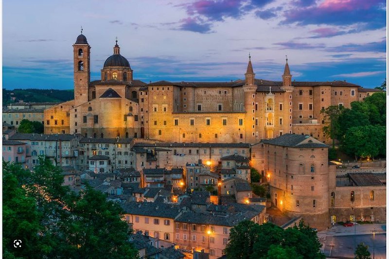 Dintorni da visitare: Urbino panorama. La bellissima città rinascimentale patrimonio UNESCO.