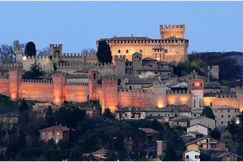 Dintorni da visitare: Castello di Gradara, medioevo. Dante nella Divina Commedia racconta gli amanti Paolo e Francesca.
