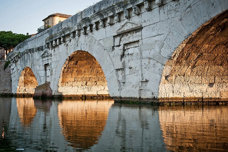 Rimini, Ponte di Tiberio: una vista mozzafiato del ponte romano.