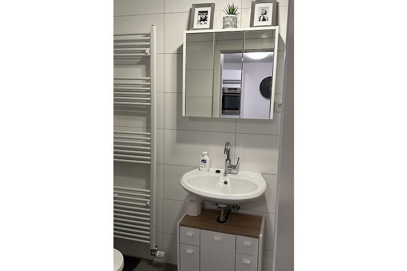 Stilvolles Badezimmer mit elegantem Waschbecken und modernem Schrank.