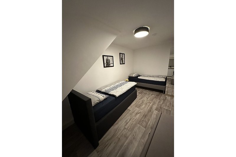 Stilvolles Wohnzimmer mit Holzboden und elegantem Mobiliar.