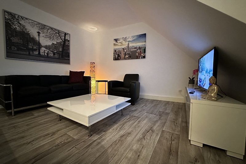 Stilvolles Wohnzimmer mit moderner Einrichtung und gemütlicher Couch.