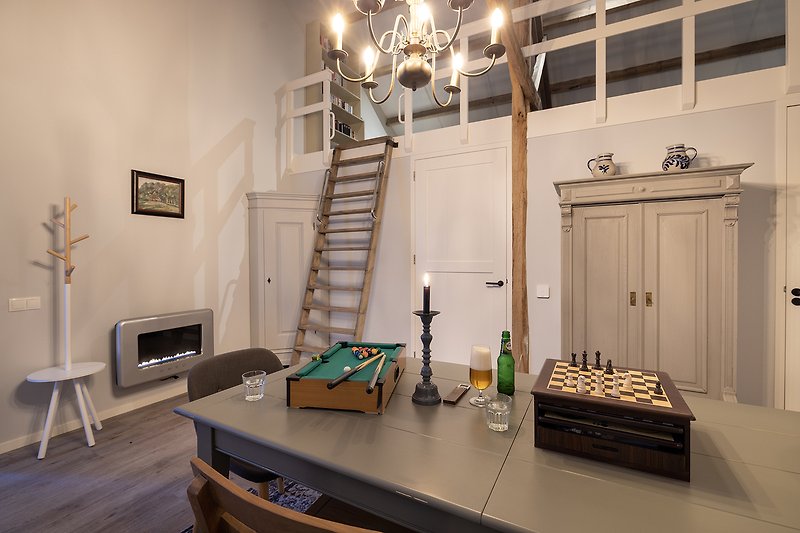 Prachtig verlichte woonkamer met houten meubels en een elegante inrichting.