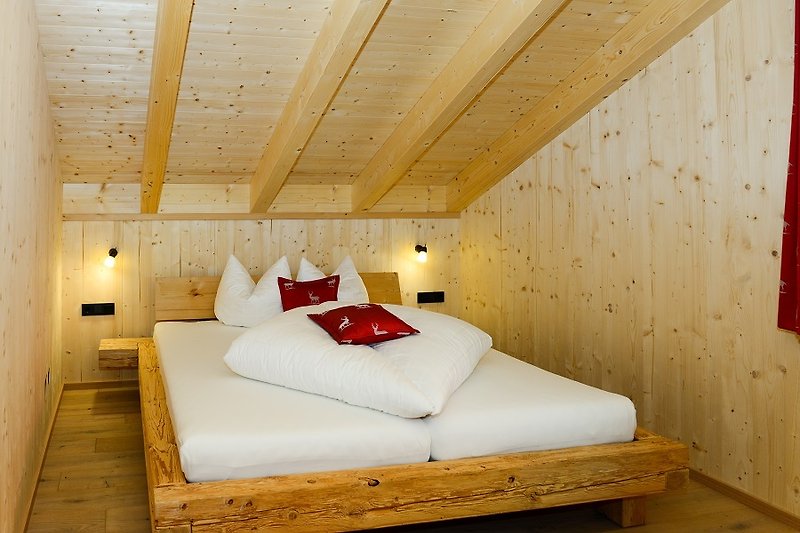 Gemütliches Schlafzimmer mit Holzmöbeln und bequemem Doppelbett
