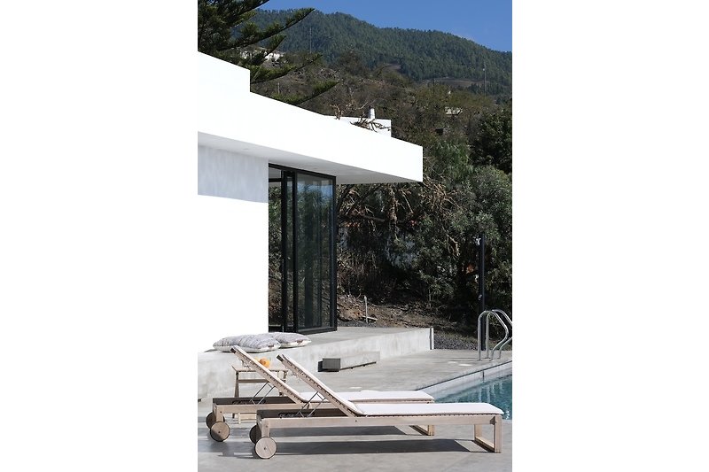 Ferienhaus mit Bergblick, Pool und stilvoller Architektur.