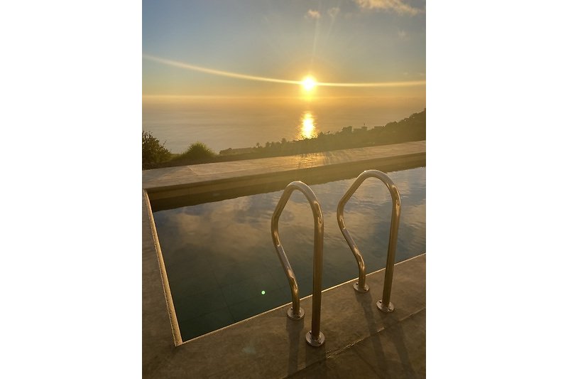 Modernes Ferienhaus mit Blick auf atemberaubendem Sonnenuntergang über den Antlantk