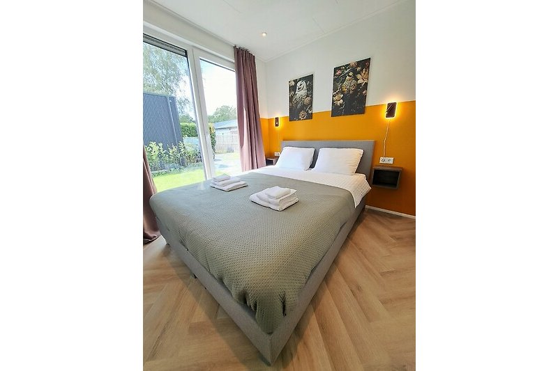 Comfortabele slaapkamer met extra lang tweepersoonsbed (210 cm).