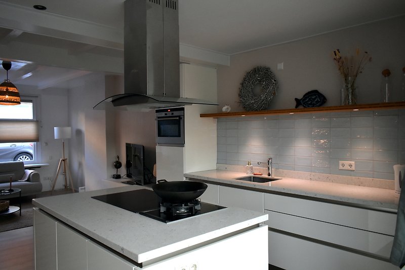 keuken met 2 ovens, elektrische kookplaat, vaatwasmachine en keukenuitrusting