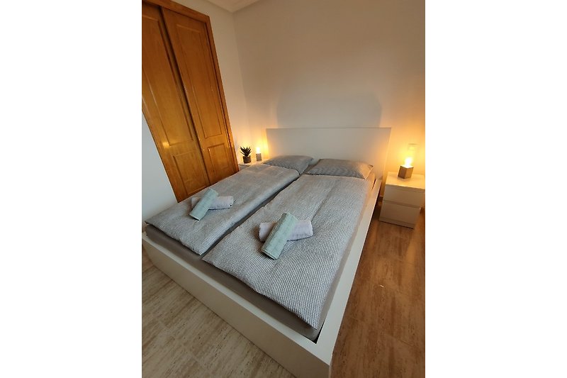 Gemütliches Schlafzimmer mit Doppelbett, Einbauschrank und Klimaanlage