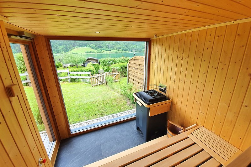 Holzhaus mit gemütlichem Wohnzimmer und schöner Aussicht.
