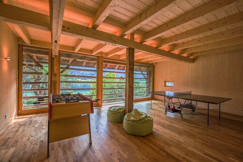 Holzhaus mit schöner Architektur, Holzboden und Fenstern.