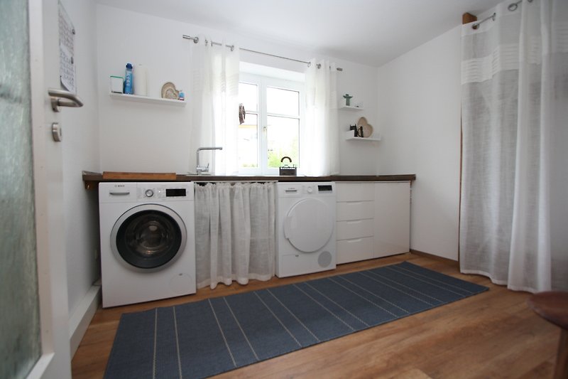Hauswirtschaftsraum mit Waschmaschine und Trockner