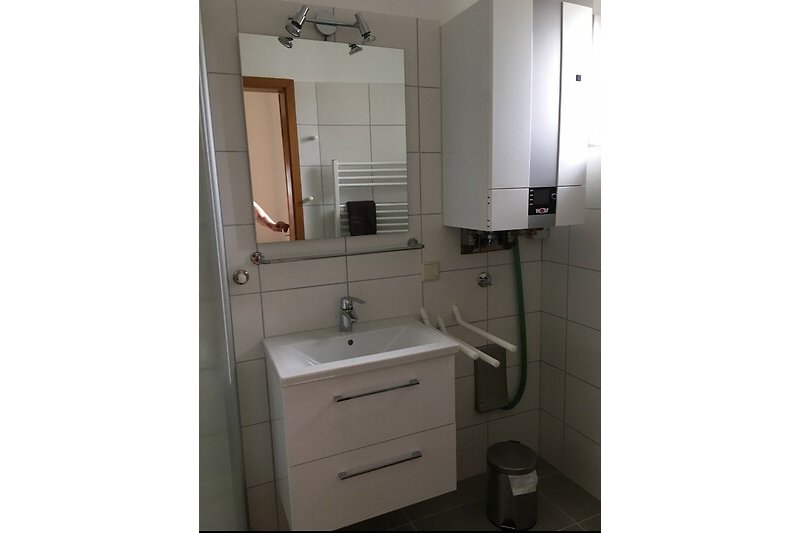 Spiegel, Waschbecken, - modernes Badezimmer. im EG