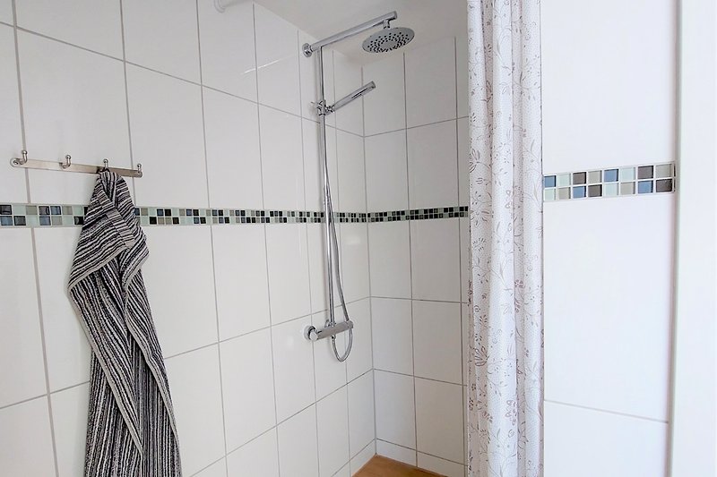 Moderne Badezimmerausstattung mit stilvollem Design und Dusche.