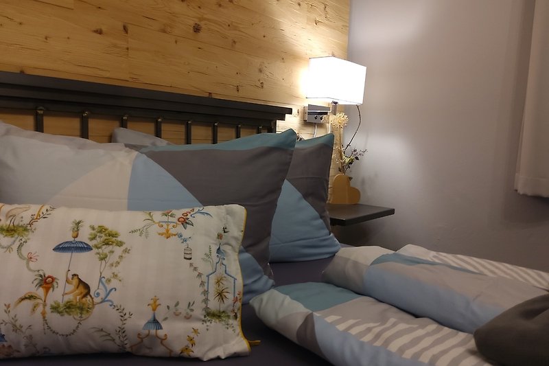 Komfortables Schlafzimmer mit hochwertigen Matratzen stilvollem Interieur.