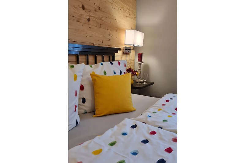 Stilvolles Schlafzimmer  I mit Doppelbett und bequemen und hochwertigen Matratzen