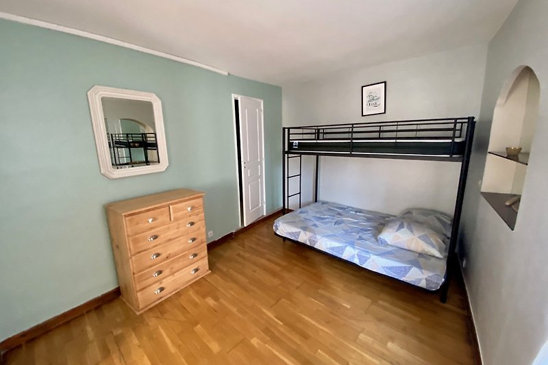 chambre avec 1 lit simple et 1 lit double