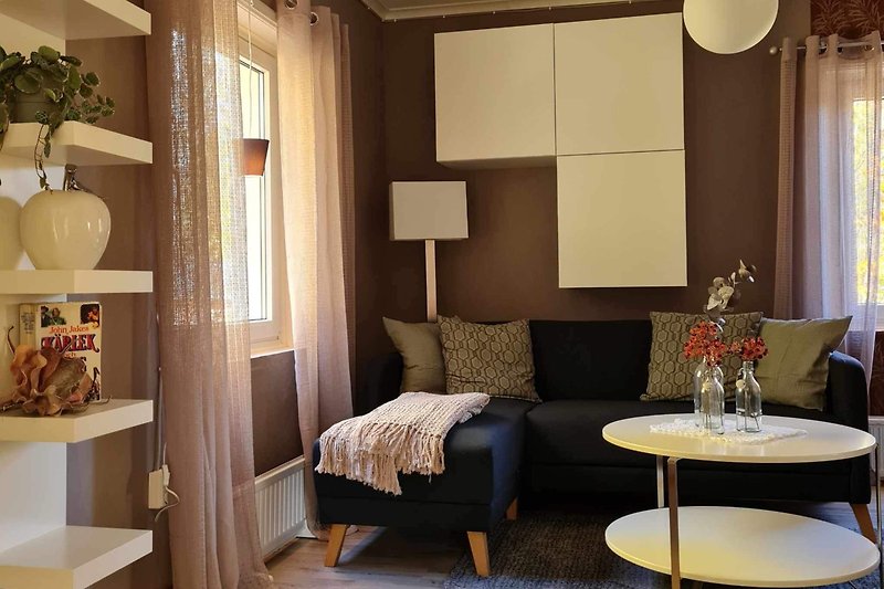 Ein komfortables Zimmer mit stilvoller Einrichtung und gemütlichem Licht.