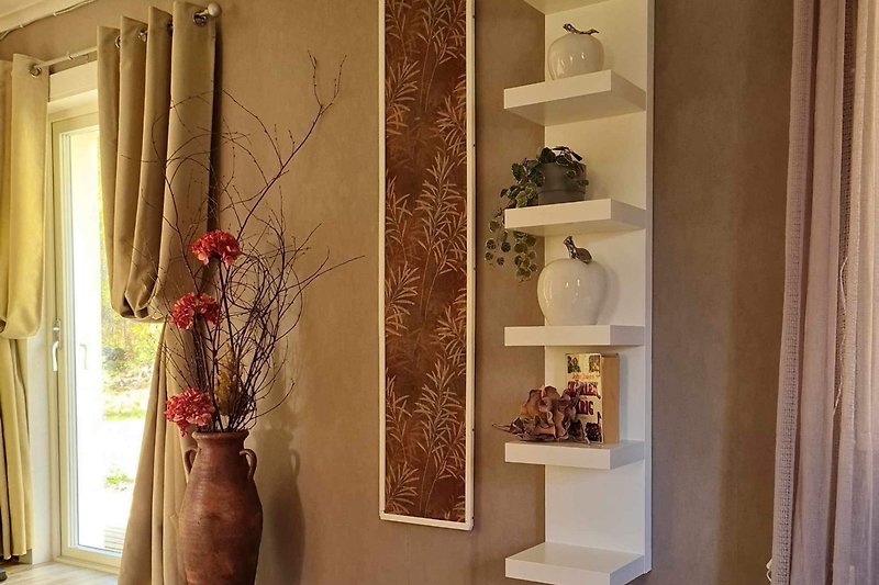 Ein stilvolles Zimmer mit einer Holzwand, einer Pflanze und einer hübschen Vorhangdekoration.