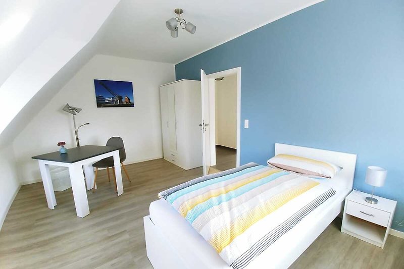 Gemütliches Schlafzimmer mit hochwertigem Mobiliar und stilvollem Design.