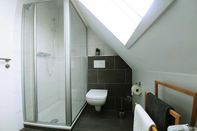 Moderne Badezimmer mit stilvoller Einrichtung und hochwertigen Armaturen.