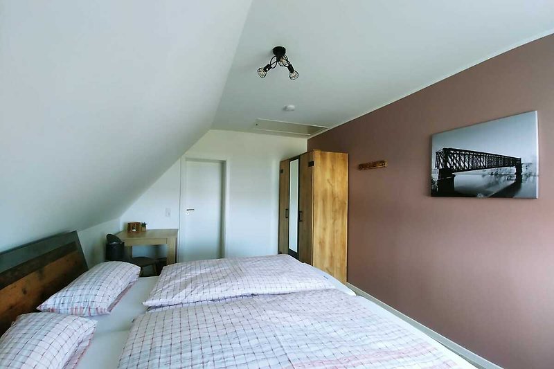 Gemütliches Schlafzimmer mit stilvollem Holzmobiliar und angenehmer Beleuchtung.