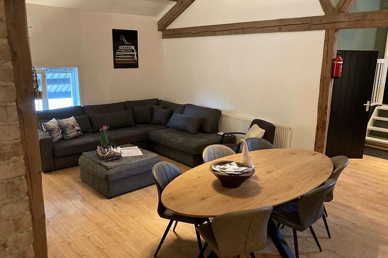 Een stijlvolle woonkamer met comfortabele meubels en houten accenten.