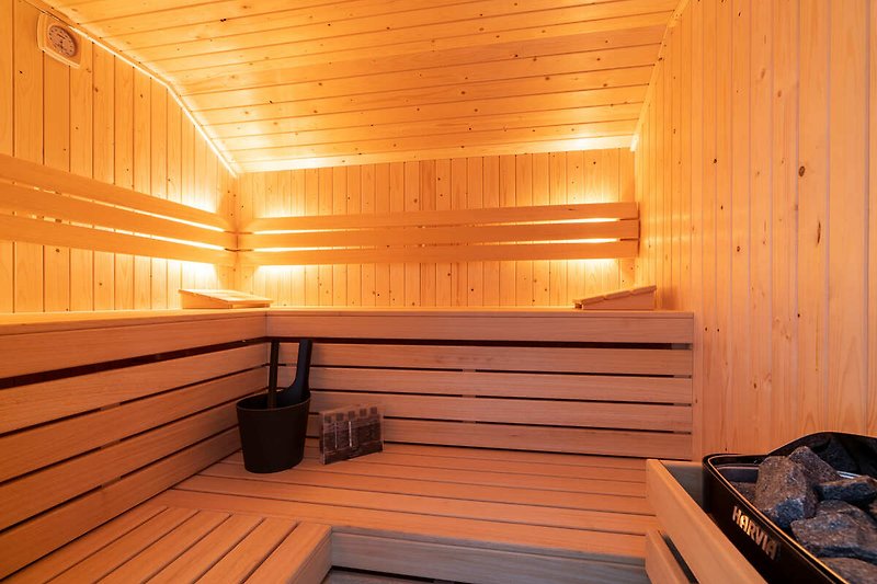De Duinen Sauna met houten vloer.