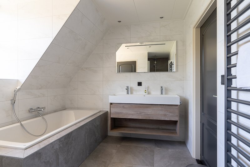 De Duinen badkamer met ligbad bovenverdieping