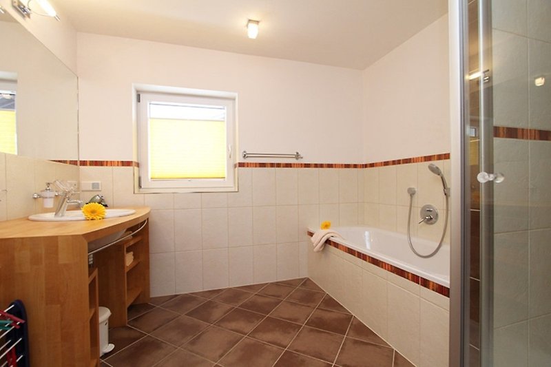 Appartement für Zwei bei Steiner in Leogang im Salzburgerland, großes Badezimmer mit Badewanne und Regendusche
