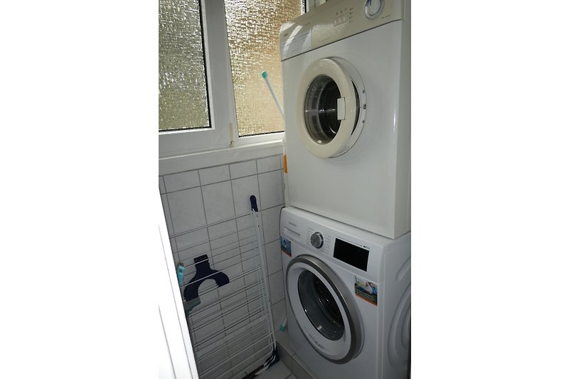 Geräumiger Waschraum mit modernen Geräten und viel Stauraum.