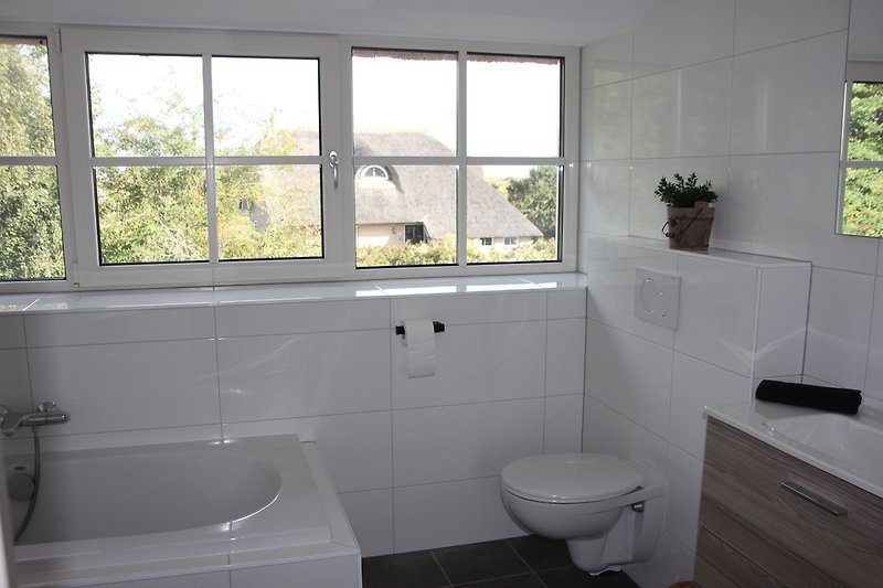 Schönes Badezimmer mit lila Badewanne und weißem Waschbecken.