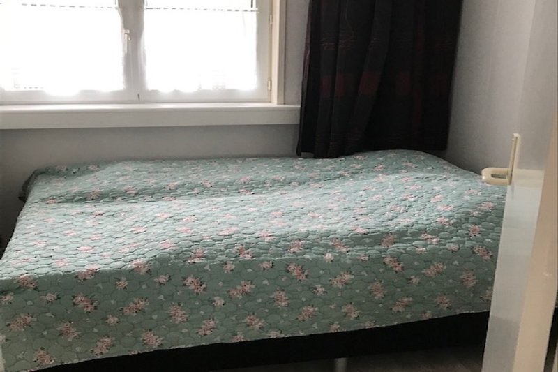 Gemütliches Schlafzimmer mit bequemem Bett.