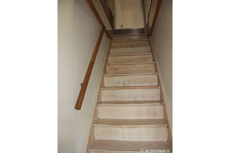 Schöne Holztreppe mit Handlauf und braunem Holzbelag.