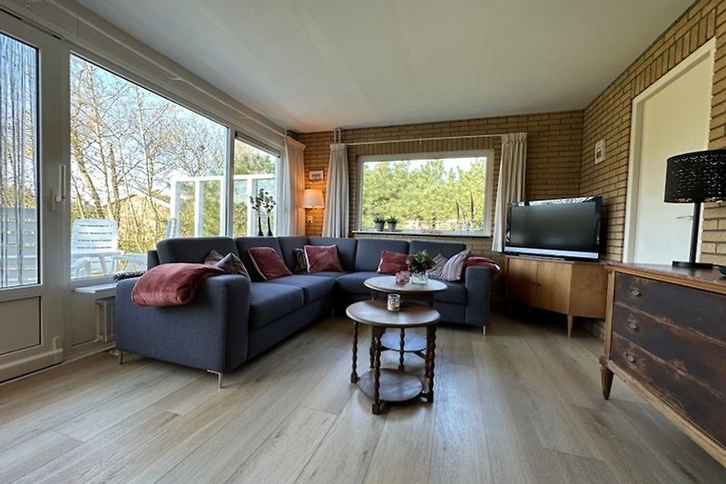 Ein stilvolles Wohnzimmer mit gemütlicher Couch und Holzboden.