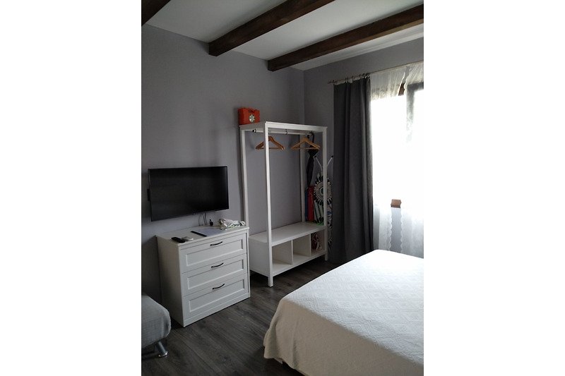Un'immagine di una camera da letto con mobili in legno e un comodo letto.
