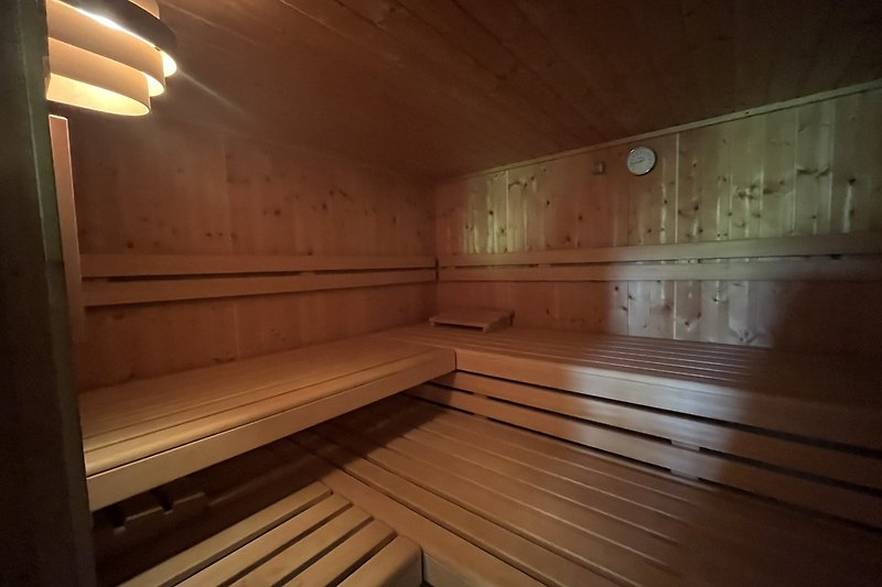 Gemütliche Sauna mit Holzverkleidung und natürlicher Beleuchtung.