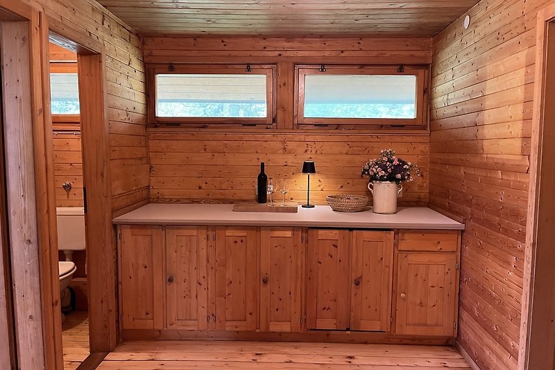 Ein charmantes Badezimmer mit Holzmöbeln und stilvoller Einrichtung.