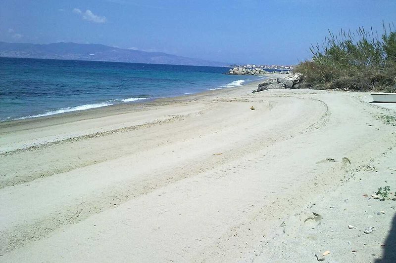 Una vista spettacolare del mare con una spiaggia di sabbia.