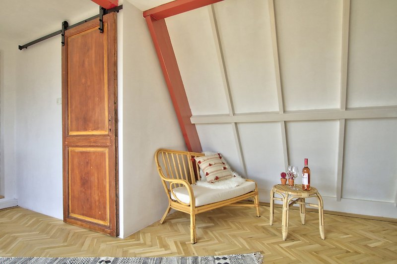 Gemütliche Inneneinrichtung mit Holzmöbeln und bequemen Stühlen.