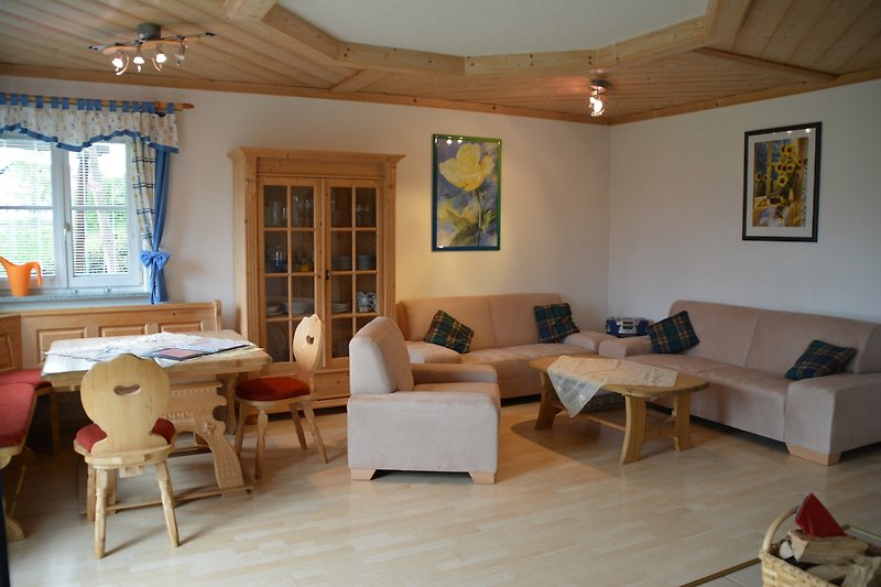 Einladendes Wohnzimmer mit bequemer Couch und stilvoller Einrichtung.