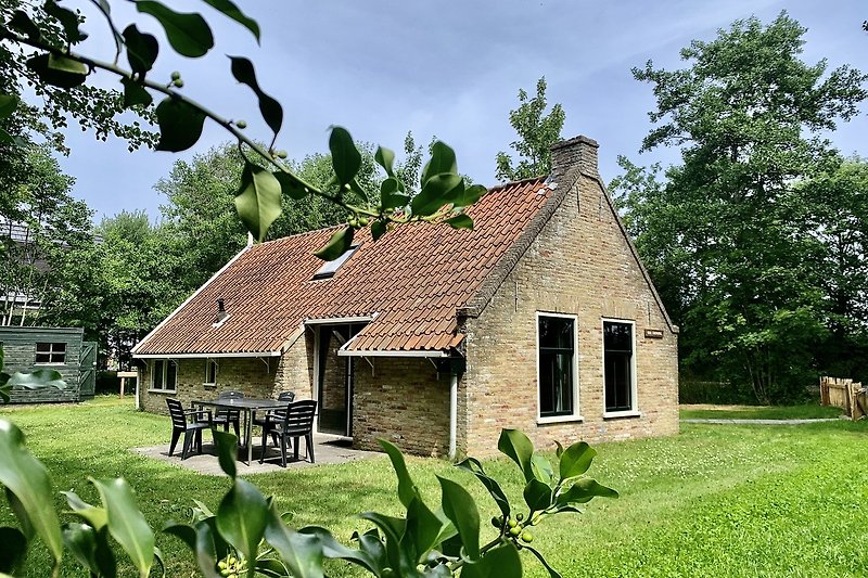 Ein in altem Terschellinger Stil erbautes Bauernhaus mit großem Garten in einer grünen Umgebung in der Nähe von Wald und Düne.