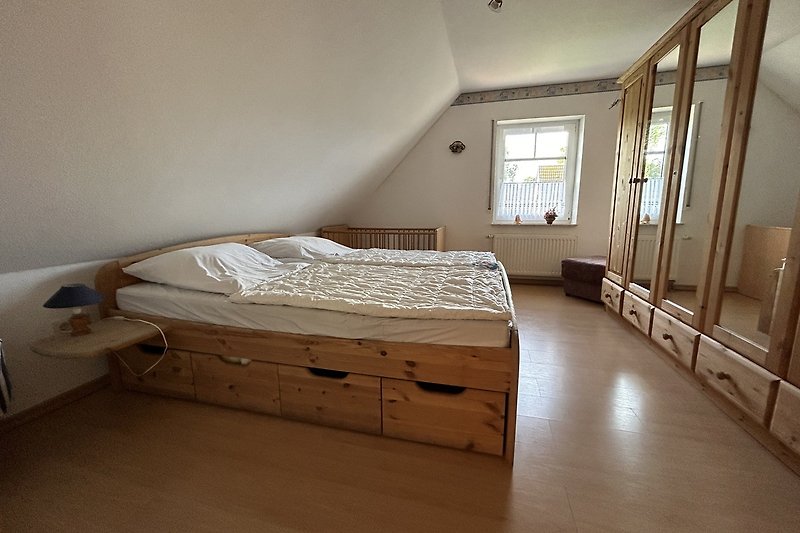 Gemütliches Schlafzimmer mit Doppelbett 180 x 200cm
