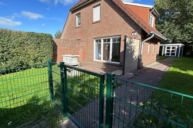 Mooi huis met tuin en hek in landelijke omgeving.