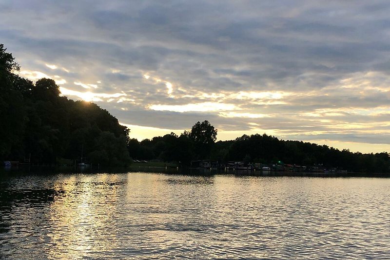 Beeindruckendes Abendrot über einem ruhigen See