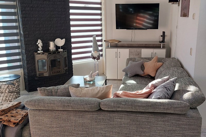 Gemütliches Wohnzimmer mit Kaminofen und Android-TV