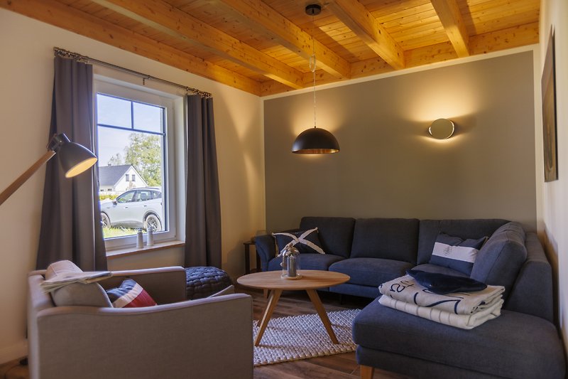 Gemütliches Wohnzimmer mit stilvollem Interieur offener Holzdecke