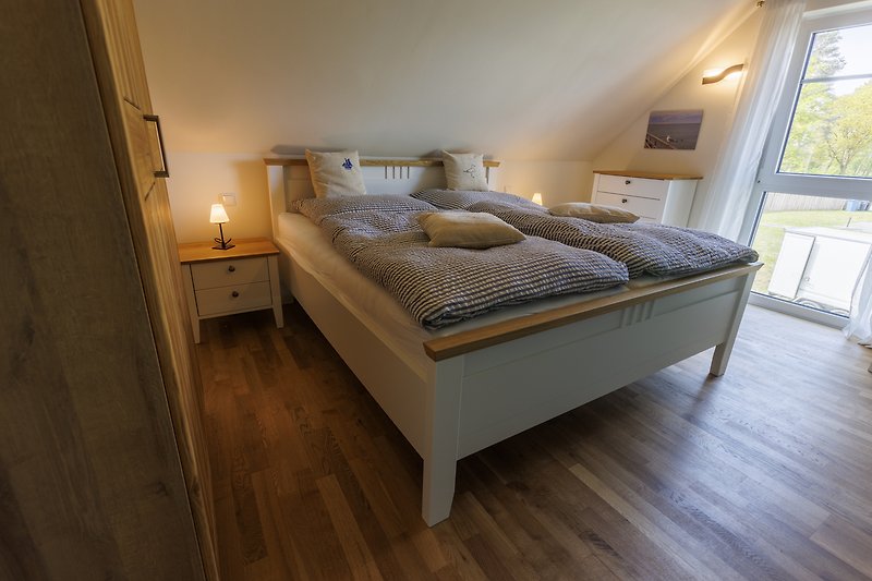 Schlafzimmer 1 mit Doppelbett (1,80x2,00)m